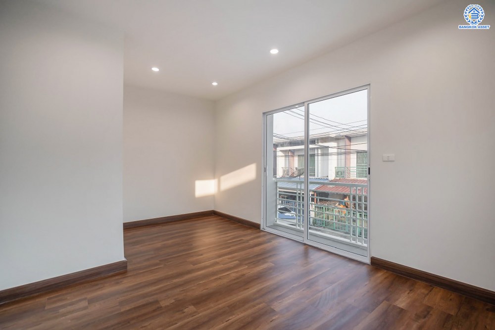 บ้านมือสองตกแต่งใหม่ โครงการ พฤกษาทาวน์เน็กซ์ ติวานนท์-พระราม5 หลังมุม เนื้อที่ 21.6 ตร.ว. ฟังก์ชัน 3 ห้องนอน 2 ห้องน้ำ 1 ที่จอดรถ พร้อมเข้าอยู่ได้ทันที บนทำเลเดินทางสะดวก ติดถนนนครอินทร์ เชื่อมต่อถนนราชพฤกษ์ ถนนกาญจนาภิเษก ใกล้จุดขึ้นทางด่วน "ศรีรัช" และรถไฟฟ้าสายสีม่วง "สถานีตลาดบางใหญ่"